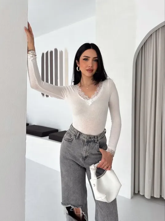 Kadın Dantel Detaylı V Yaka Arkası V Yaka Kaşmir Dokulu Uzun Kollu Bluz - Beyaz Kadın Dantel Detaylı V Yaka Arkası V Yaka Kaşmir Dokulu Uzun Kollu Bluz - Beyaz