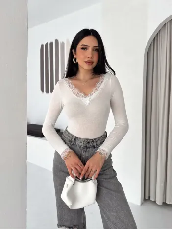 Kadın Dantel Detaylı V Yaka Arkası V Yaka Kaşmir Dokulu Uzun Kollu Bluz - Beyaz