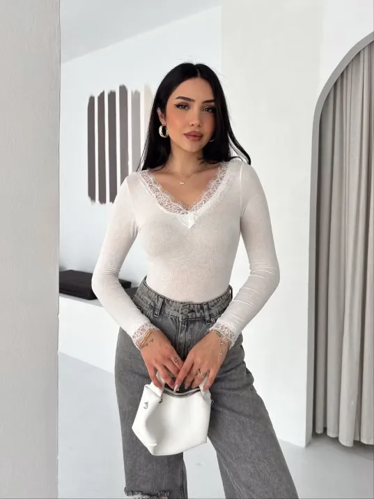Kadın Dantel Detaylı V Yaka Arkası V Yaka Kaşmir Dokulu Uzun Kollu Bluz - Beyaz Kadın Dantel Detaylı V Yaka Arkası V Yaka Kaşmir Dokulu Uzun Kollu Bluz - Beyaz