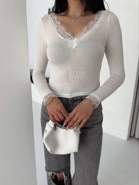 Kadın Dantel Detaylı V Yaka Arkası V Yaka Kaşmir Dokulu Uzun Kollu Bluz - Beyaz Kadın Dantel Detaylı V Yaka Arkası V Yaka Kaşmir Dokulu Uzun Kollu Bluz - Beyaz