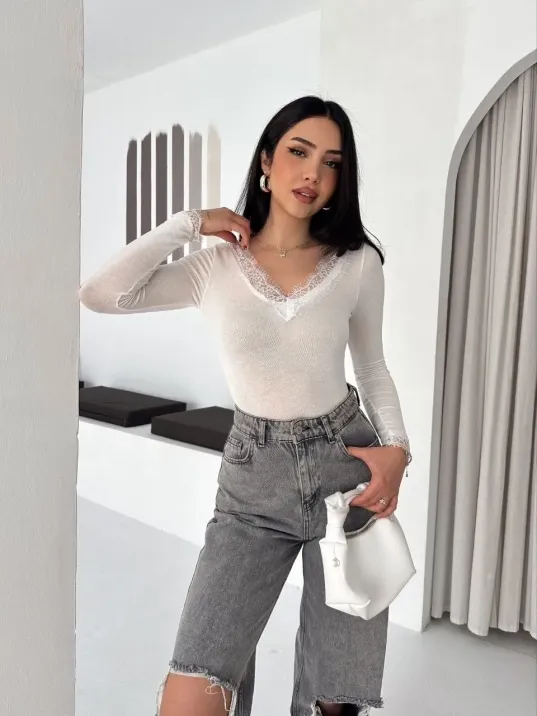 Kadın Dantel Detaylı V Yaka Arkası V Yaka Kaşmir Dokulu Uzun Kollu Bluz - Beyaz Kadın Dantel Detaylı V Yaka Arkası V Yaka Kaşmir Dokulu Uzun Kollu Bluz - Beyaz