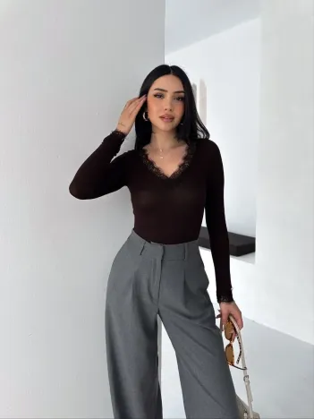 Kadın Dantel Detaylı V Yaka Arkası V Yaka Kaşmir Dokulu Uzun Kollu Bluz - Vişne Çürüğü