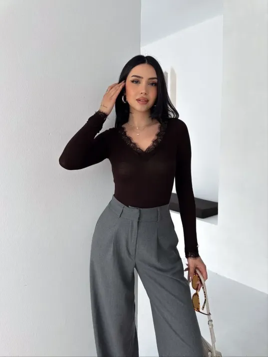 Kadın Dantel Detaylı V Yaka Arkası V Yaka Kaşmir Dokulu Uzun Kollu Bluz - Vişne Çürüğü Kadın Dantel Detaylı V Yaka Arkası V Yaka Kaşmir Dokulu Uzun Kollu Bluz - Vişne Çürüğü