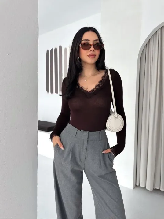 Kadın Dantel Detaylı V Yaka Arkası V Yaka Kaşmir Dokulu Uzun Kollu Bluz - Vişne Çürüğü Kadın Dantel Detaylı V Yaka Arkası V Yaka Kaşmir Dokulu Uzun Kollu Bluz - Vişne Çürüğü