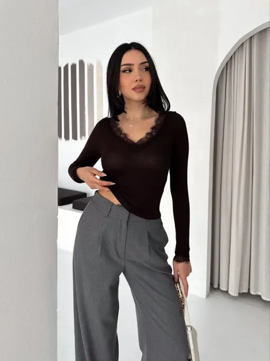 Kadın Dantel Detaylı V Yaka Arkası V Yaka Kaşmir Dokulu Uzun Kollu Bluz - Vişne Çürüğü Kadın Dantel Detaylı V Yaka Arkası V Yaka Kaşmir Dokulu Uzun Kollu Bluz - Vişne Çürüğü