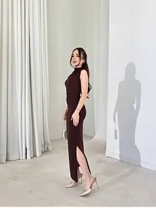Kadın Likralı Simli Kumaş Yandan Yırtmaçlı Uzun Elbise Şık Kolsuz Abiye - Kahverengi