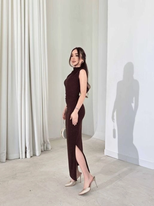 Kadın Likralı Simli Kumaş Yandan Yırtmaçlı Uzun Elbise Şık Kolsuz Abiye - Kahverengi