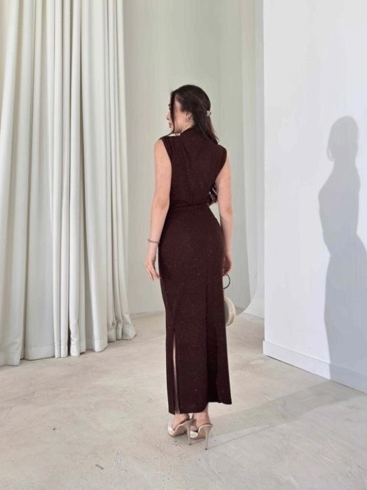 Kadın Likralı Simli Kumaş Yandan Yırtmaçlı Uzun Elbise Şık Kolsuz Abiye - Kahverengi