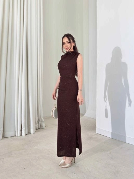 Kadın Likralı Simli Kumaş Yandan Yırtmaçlı Uzun Elbise Şık Kolsuz Abiye - Kahverengi