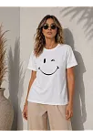 Kadın Minimal Gülümseyen Yüz Baskılı Tişört Kısa Kol Yazlık T-shirt - Beyaz