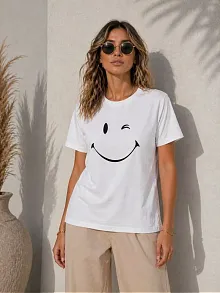 Kadın Minimal Gülümseyen Yüz Baskılı Tişört Kısa Kol Yazlık T-shirt - Beyaz