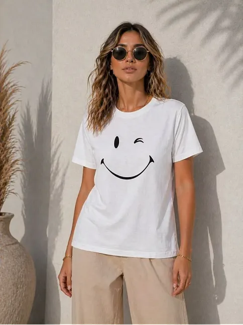 Kadın Minimal Gülümseyen Yüz Baskılı Tişört Kısa Kol Yazlık T-shirt - Beyaz
