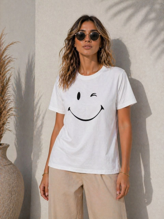 Kadın Minimal Gülümseyen Yüz Baskılı Tişört Kısa Kol Yazlık T-shirt - Beyaz