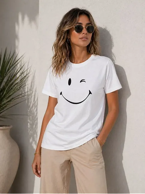 Kadın Minimal Gülümseyen Yüz Baskılı Tişört Kısa Kol Yazlık T-shirt - Beyaz