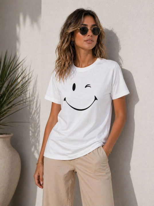 Kadın Minimal Gülümseyen Yüz Baskılı Tişört Kısa Kol Yazlık T-shirt - Beyaz
