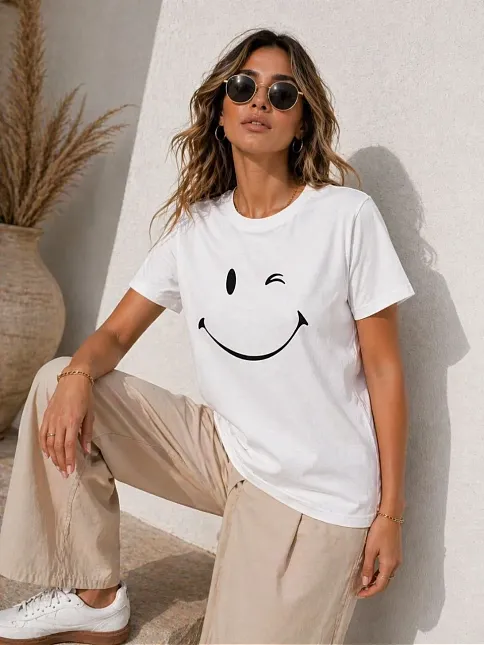 Kadın Minimal Gülümseyen Yüz Baskılı Tişört Kısa Kol Yazlık T-shirt - Beyaz