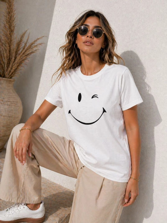 Kadın Minimal Gülümseyen Yüz Baskılı Tişört Kısa Kol Yazlık T-shirt - Beyaz
