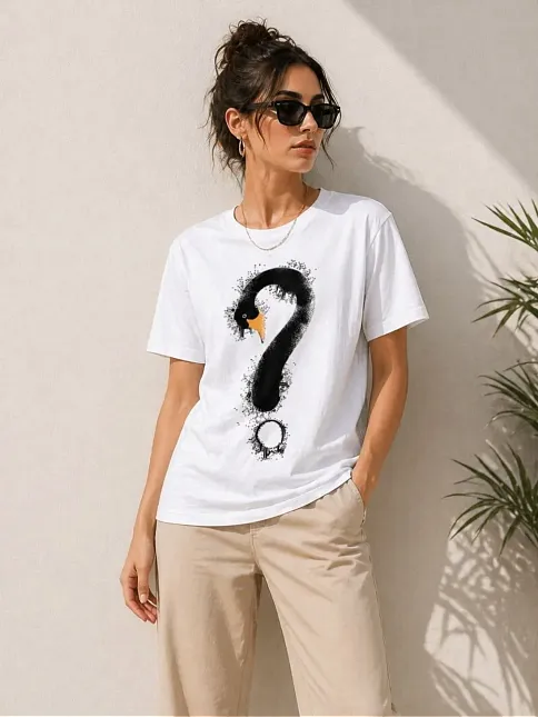 Kadın Kuğu Figürlü Soru İşareti Baskılı Tişört Kısa Kol T-shirt - Beyaz Kadın Kuğu Figürlü Soru İşareti Baskılı Tişört Kısa Kol T-shirt - Beyaz