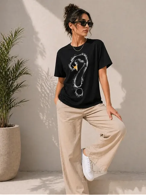 Kadın Kuğu Figürlü Soru İşareti Baskılı Tişört Kısa Kol T-shirt - Siyah Kadın Kuğu Figürlü Soru İşareti Baskılı Tişört Kısa Kol T-shirt - Siyah