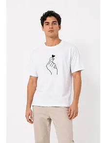 Erkek Kore Parmak Kalp Aşk Temalı Minimal Baskılı Tişört Yazlık Kısa Kol T-shirt - Beyaz