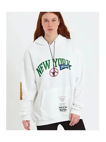 Kadın Oversize Kapüşonlu Cepli Ön Kol Baskılı 3 İplik Pamuklu Hoodie Sweatshirt - Beyaz
