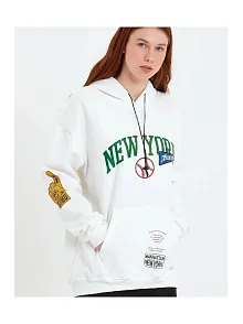 Kadın Oversize Kapüşonlu Cepli Ön Kol Baskılı 3 İplik Pamuklu Hoodie Sweatshirt - Beyaz