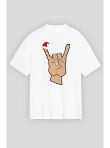 Yılbaşı Noel Başlıklı Serçe Parmak Baskılı Oversize Bisiklet Yaka T-shirt - Beyaz Yılbaşı Noel Başlıklı Serçe Parmak Baskılı Oversize Bisiklet Yaka T-shirt - Beyaz