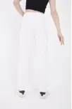 Kadın Üç İplik Pamuklu Baskılı Paçası Lastikli Cepli Eşofman Pantolon - Beyaz Kadın Üç İplik Pamuklu Baskılı Paçası Lastikli Cepli Eşofman Pantolon - Beyaz