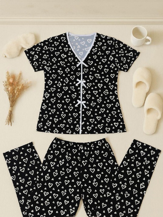 Kadın Siyah Beyaz Kalp Desenli Fiyonklu Kısa Kollu Pijama Takımı – Rahat, Şık Ve 4 Mevsim Kullanım Kadın Siyah Beyaz Kalp Desenli Fiyonklu Kısa Kollu Pijama Takımı – Rahat, Şık Ve 4 Mevsim Kullanım